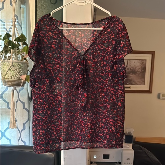 ‼️5/25  SHEIN Black and Red Floral Blouse - Picture 1 of 2